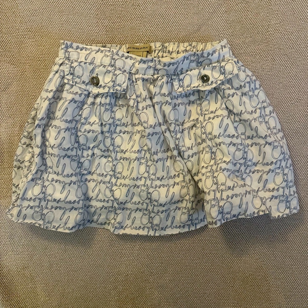 Beautiful Burberry little girl skirt in great condition size 4T